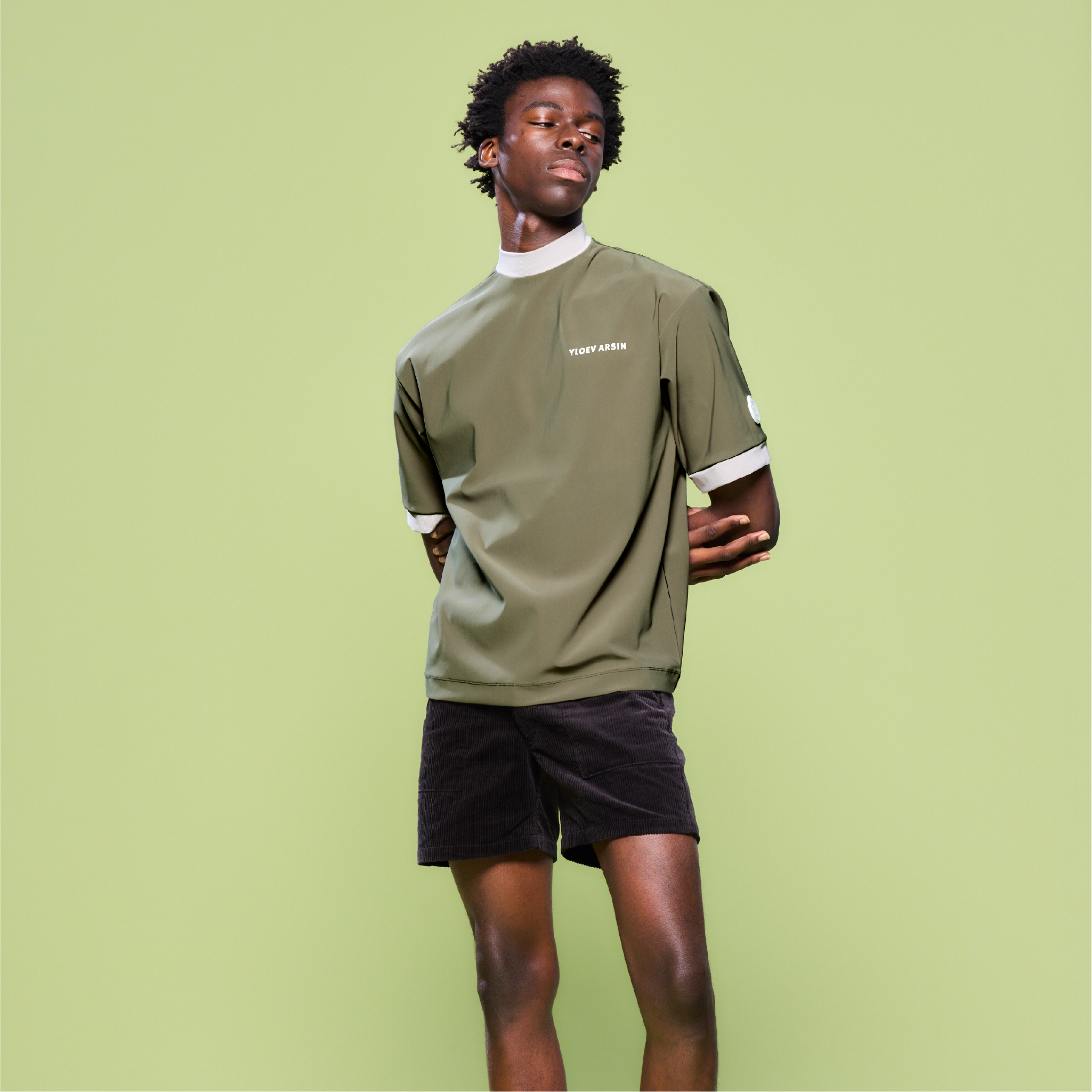 YLOEV シグネチャーモックネック（メンズ） ：Greige Khaki