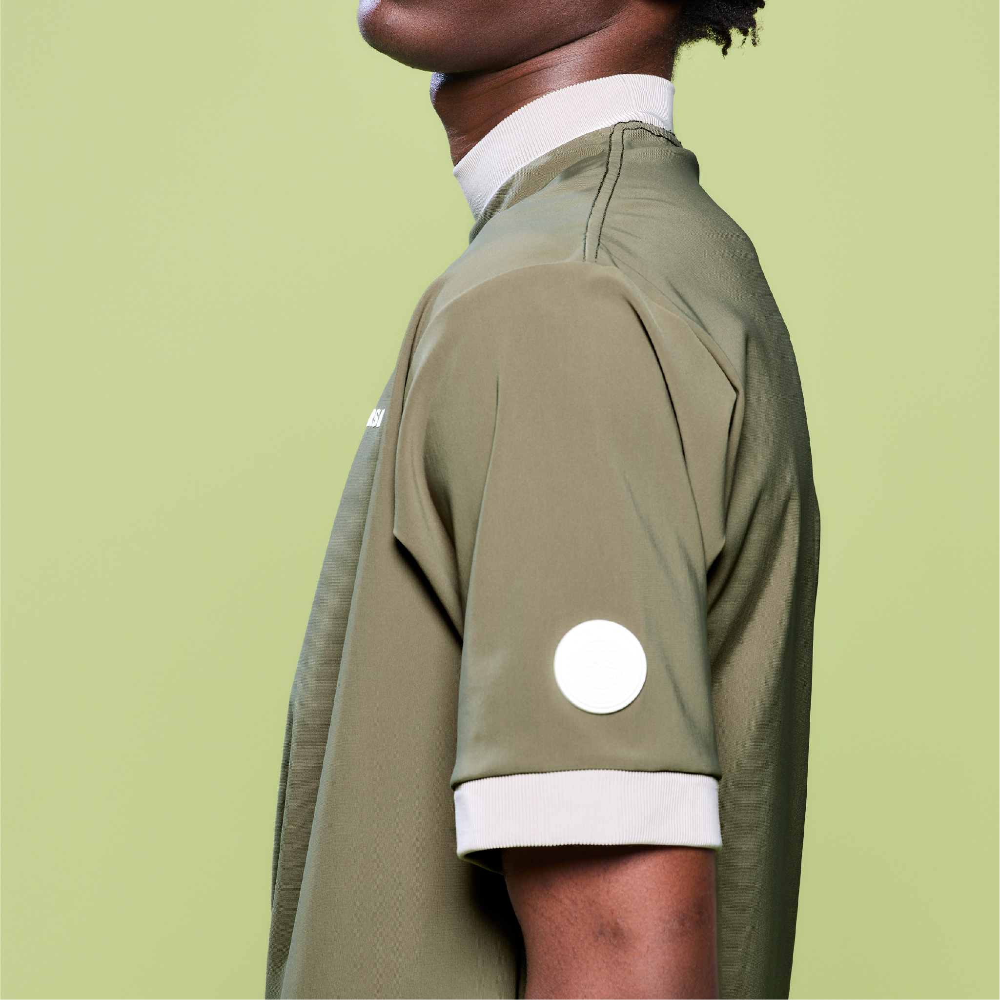 YLOEV シグネチャーモックネック(メンズ) :Greige Khaki YLOEV シグネチャーモックネック(メンズ) :Greige Khaki