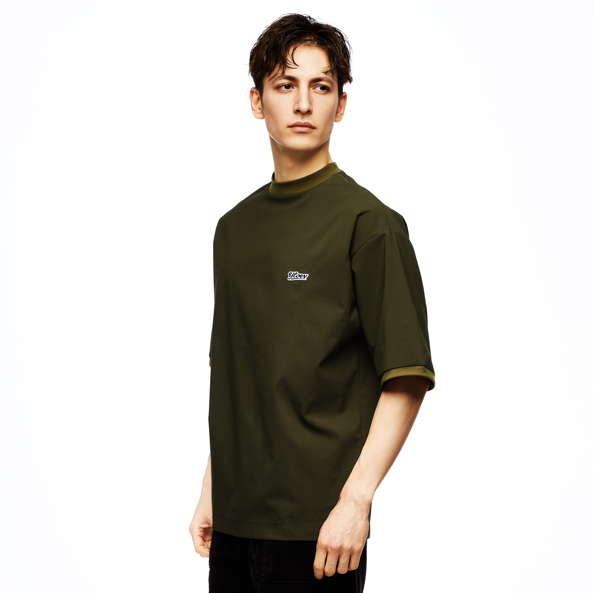 YLOEV シグネチャーモックネック（メンズ）：Greige Khaki（グレージュカーキ）