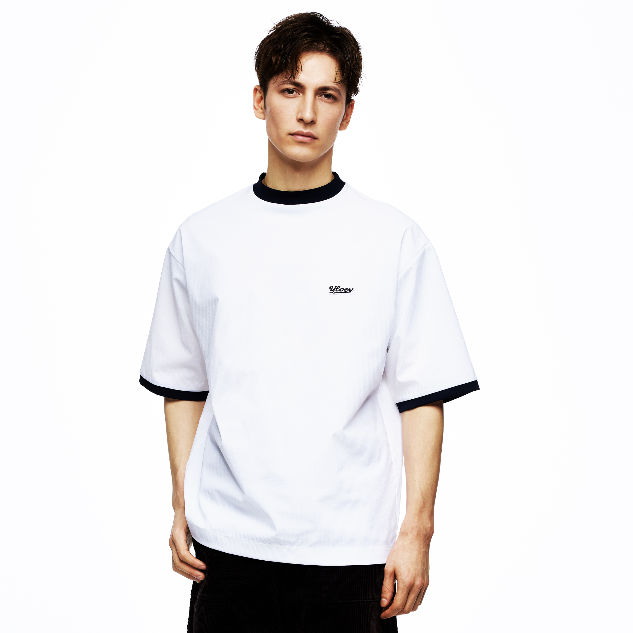 YLOEV シグネチャーモックネック（メンズ）：  Cloud White / Navy Outline（ネイビーアウトライン）